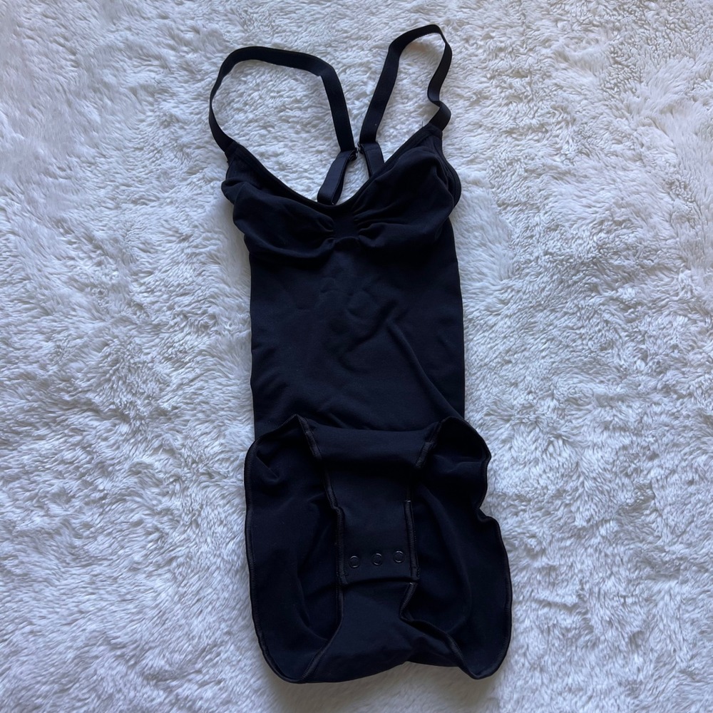 SKIMS Seamless Sculpting Bodysuit Onyx Black XXS Adjustable Straps Snap Closure.